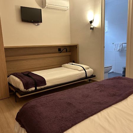 Hostal Restaurant Roma Cubells Bagian luar foto