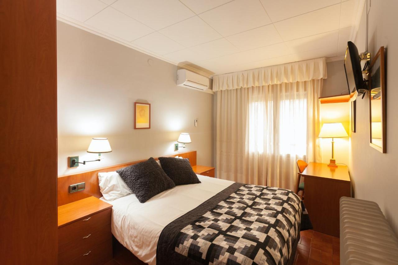 Hostal Restaurant Roma Cubells Bagian luar foto