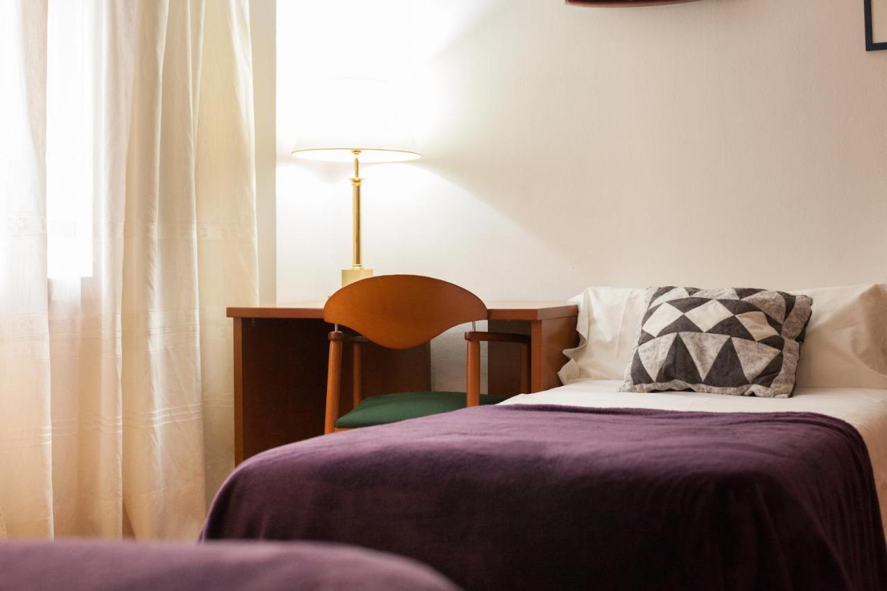Hostal Restaurant Roma Cubells Bagian luar foto
