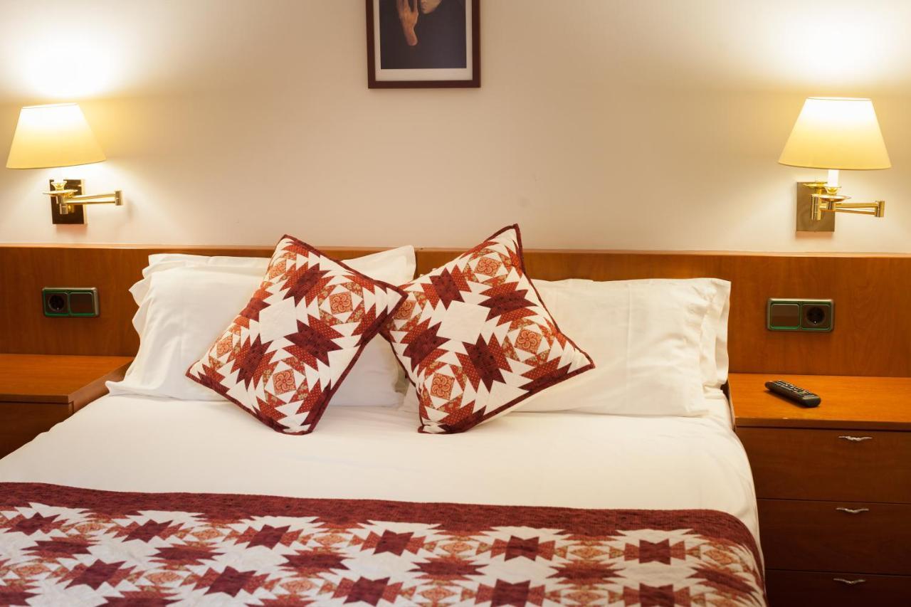 Hostal Restaurant Roma Cubells Bagian luar foto