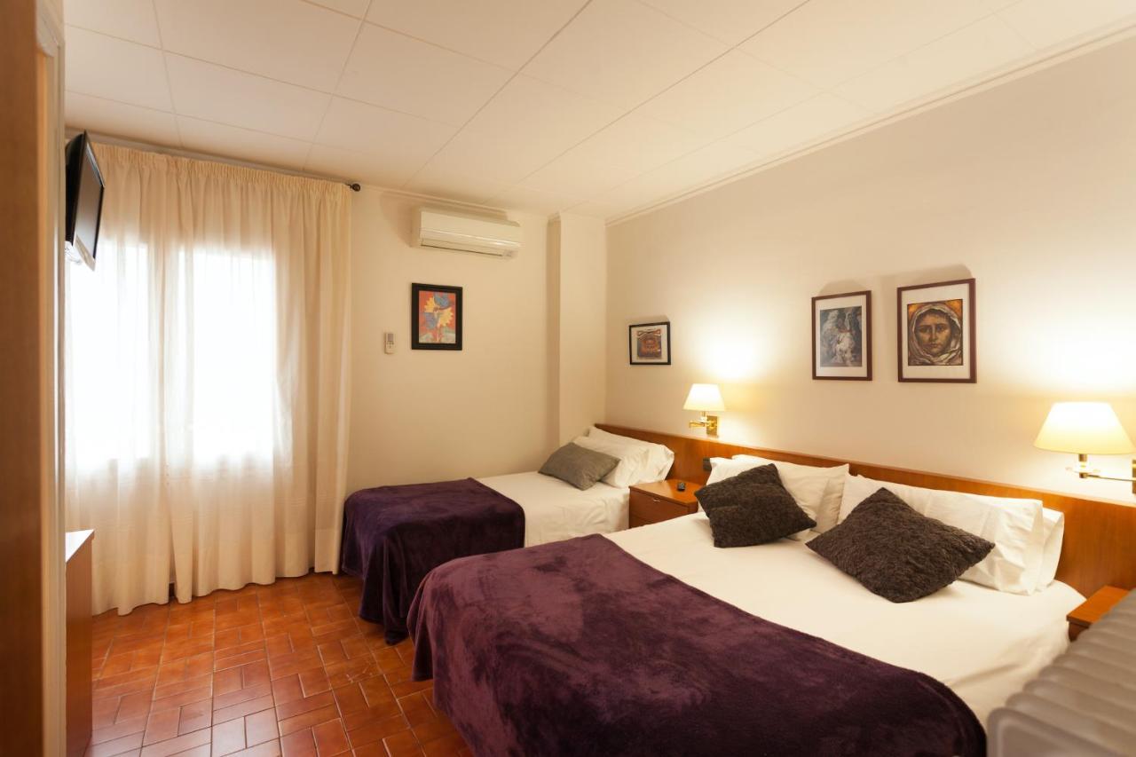 Hostal Restaurant Roma Cubells Bagian luar foto