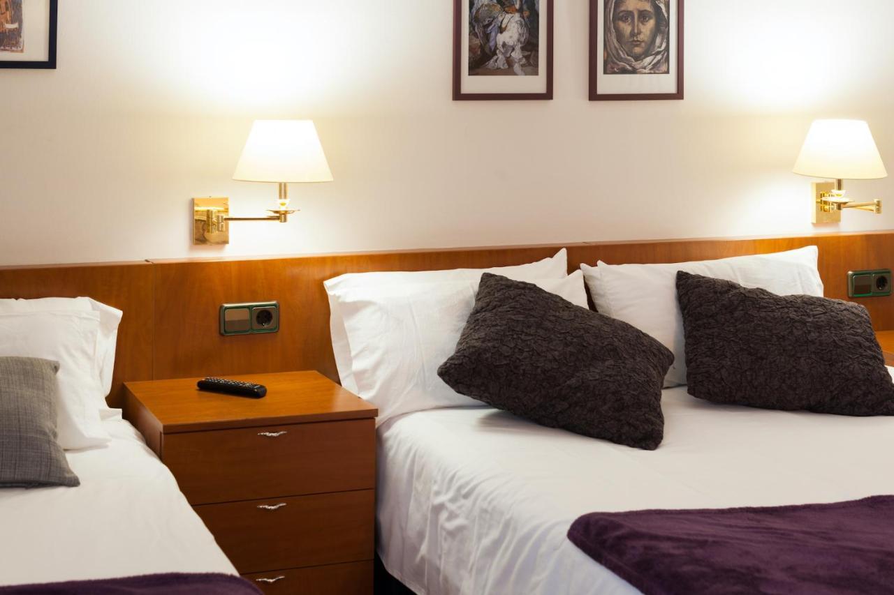 Hostal Restaurant Roma Cubells Bagian luar foto