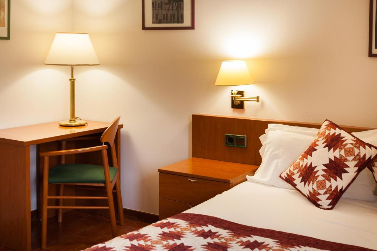 Hostal Restaurant Roma Cubells Bagian luar foto
