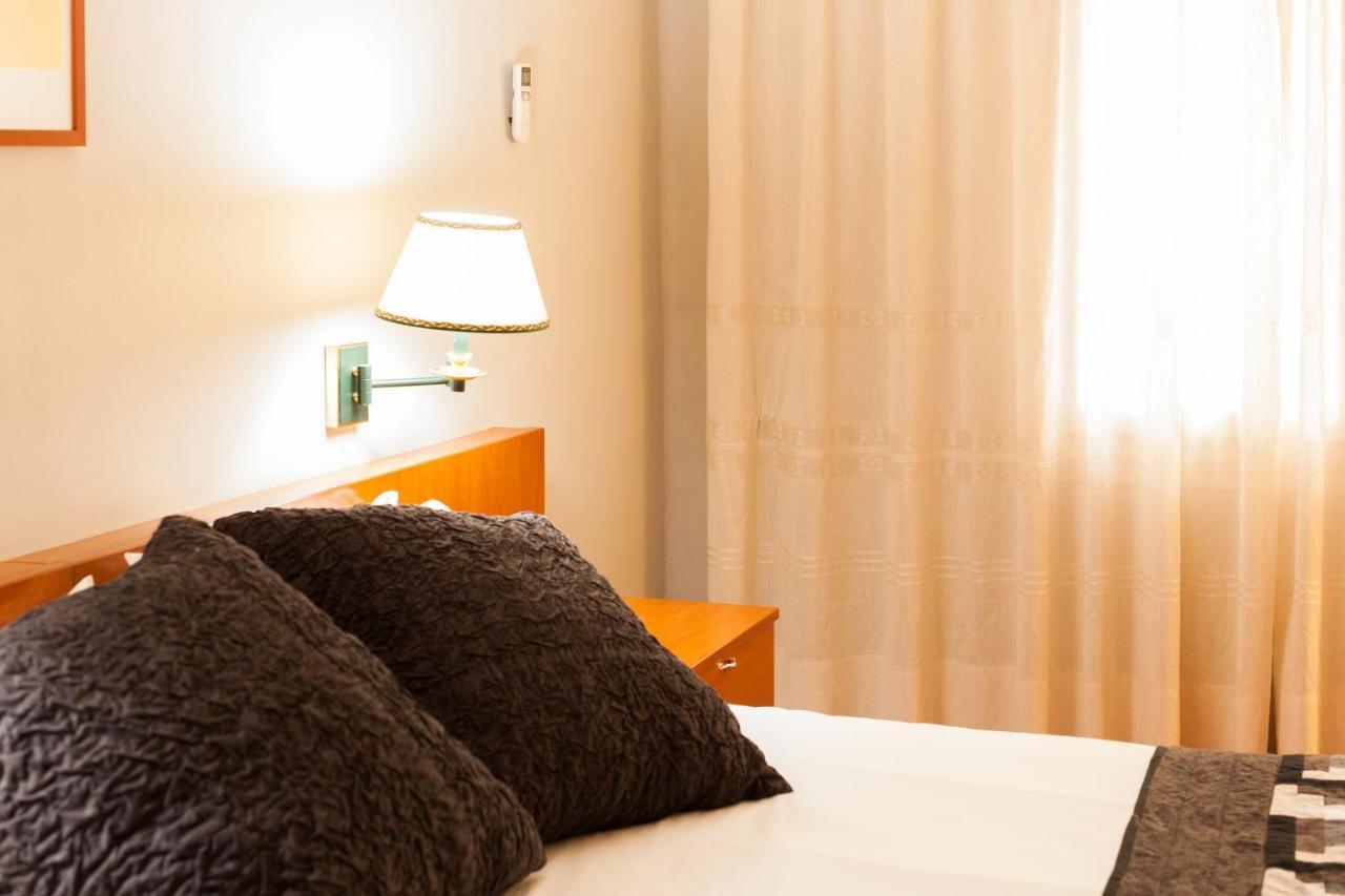 Hostal Restaurant Roma Cubells Bagian luar foto
