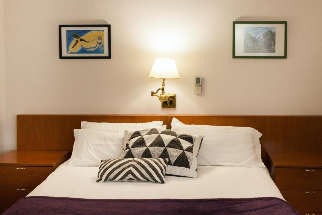 Hostal Restaurant Roma Cubells Bagian luar foto