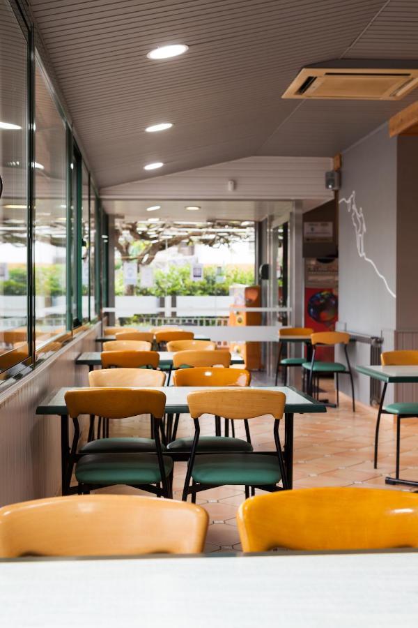 Hostal Restaurant Roma Cubells Bagian luar foto