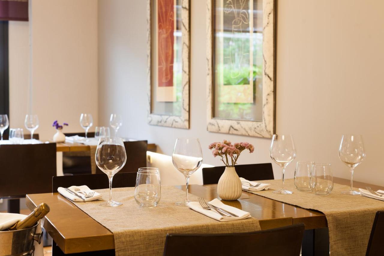 Hostal Restaurant Roma Cubells Bagian luar foto