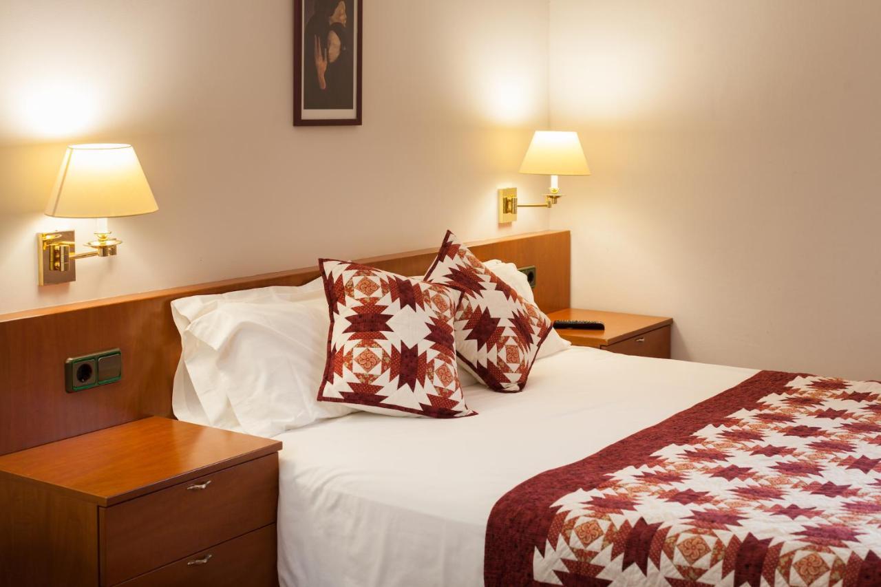 Hostal Restaurant Roma Cubells Bagian luar foto