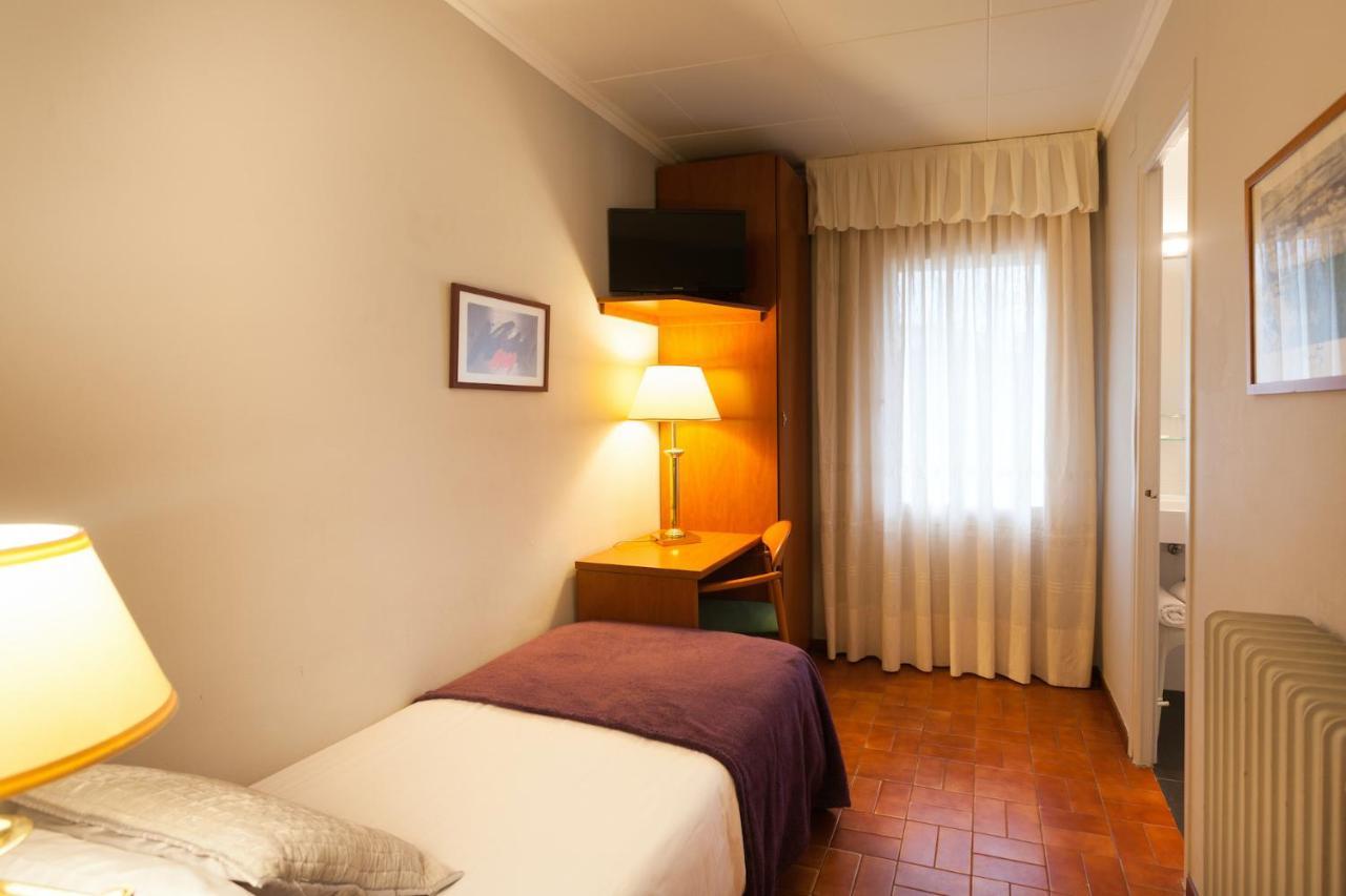 Hostal Restaurant Roma Cubells Bagian luar foto
