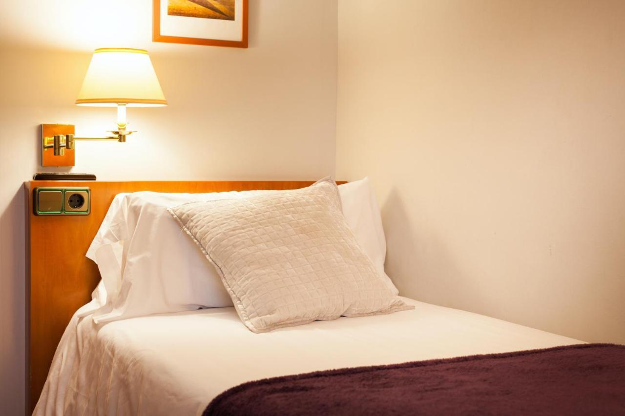 Hostal Restaurant Roma Cubells Bagian luar foto