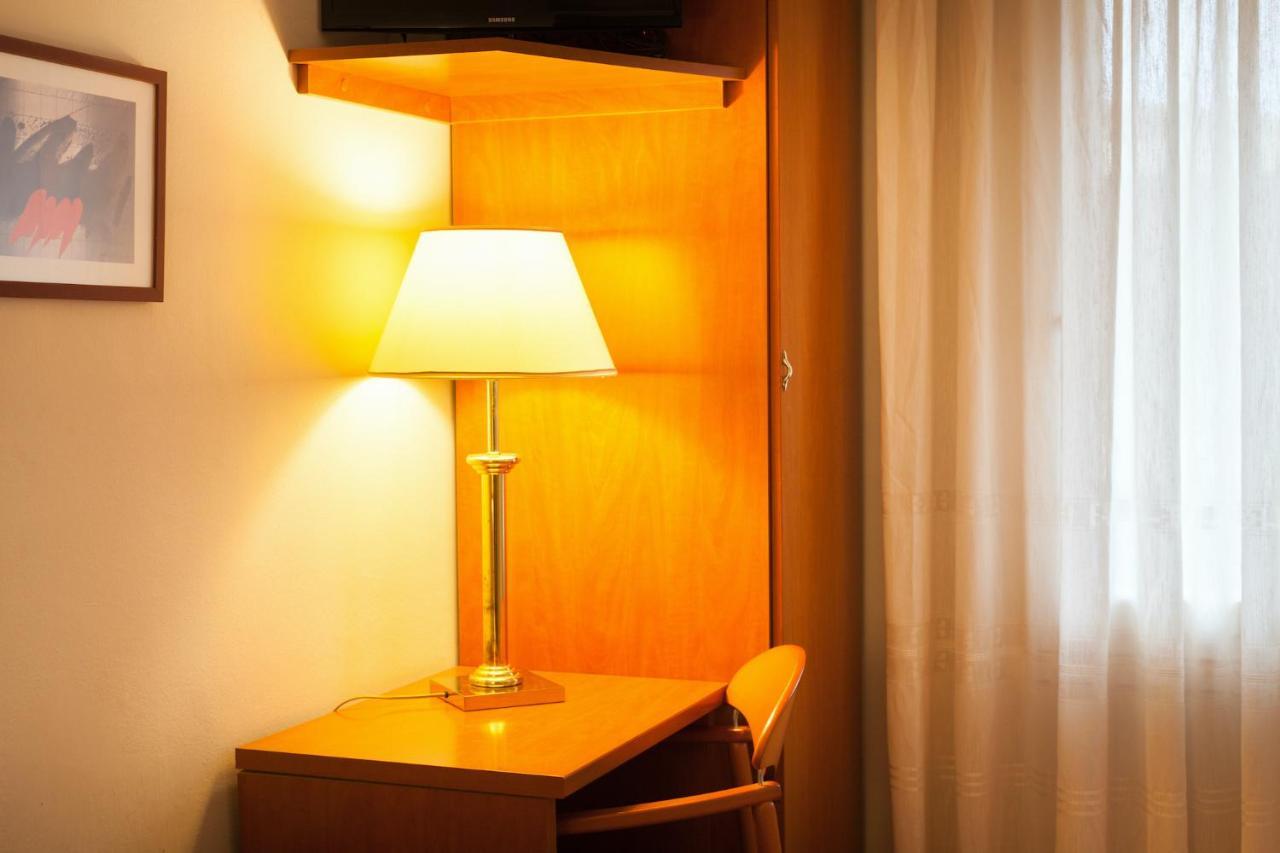 Hostal Restaurant Roma Cubells Bagian luar foto