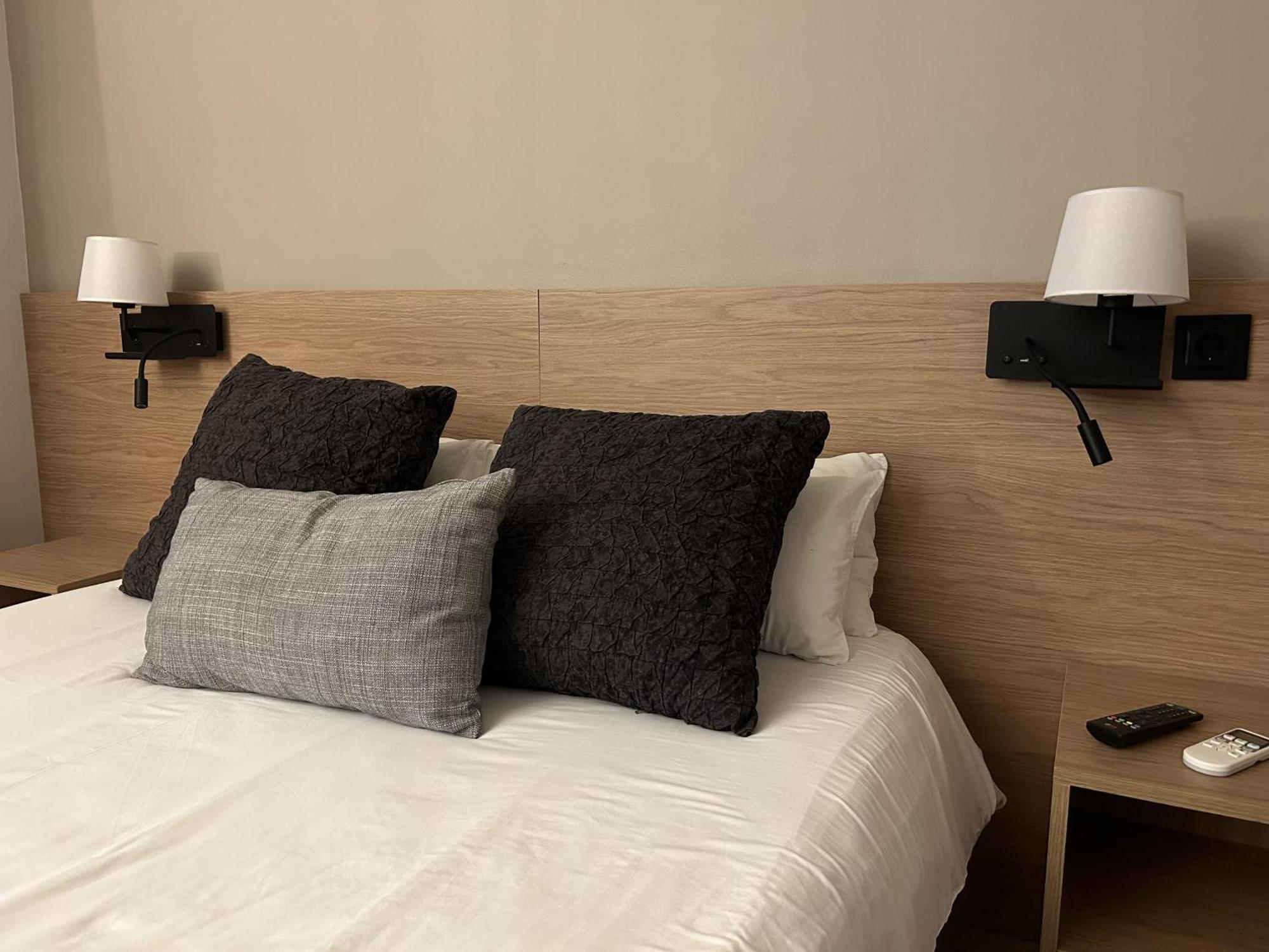 Hostal Restaurant Roma Cubells Bagian luar foto