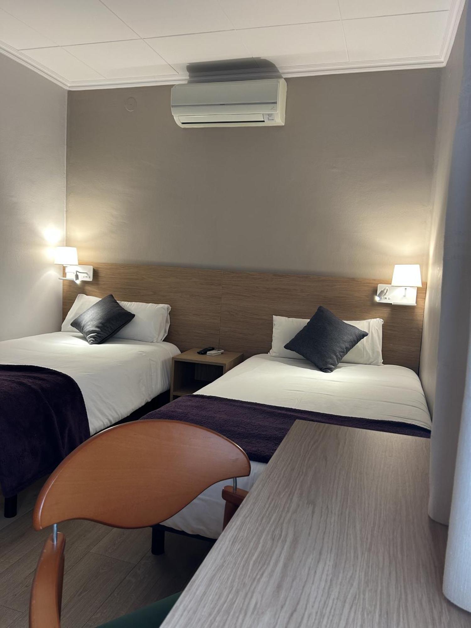 Hostal Restaurant Roma Cubells Bagian luar foto