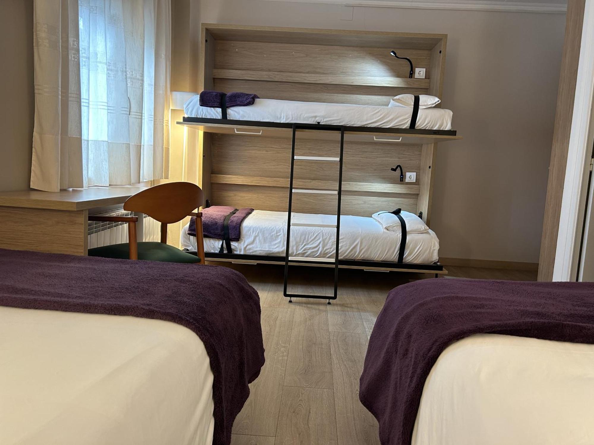 Hostal Restaurant Roma Cubells Bagian luar foto